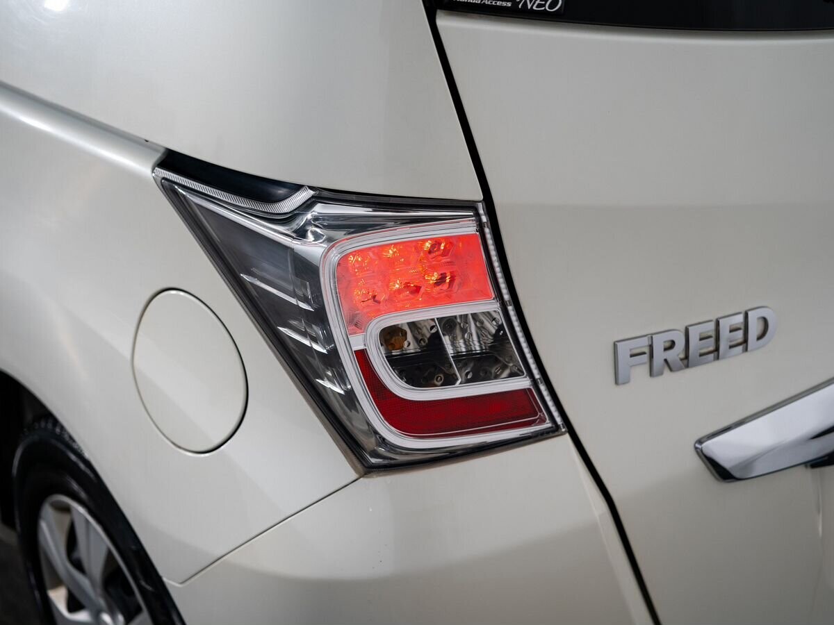 Honda Freed 2012 - фото автомобиля