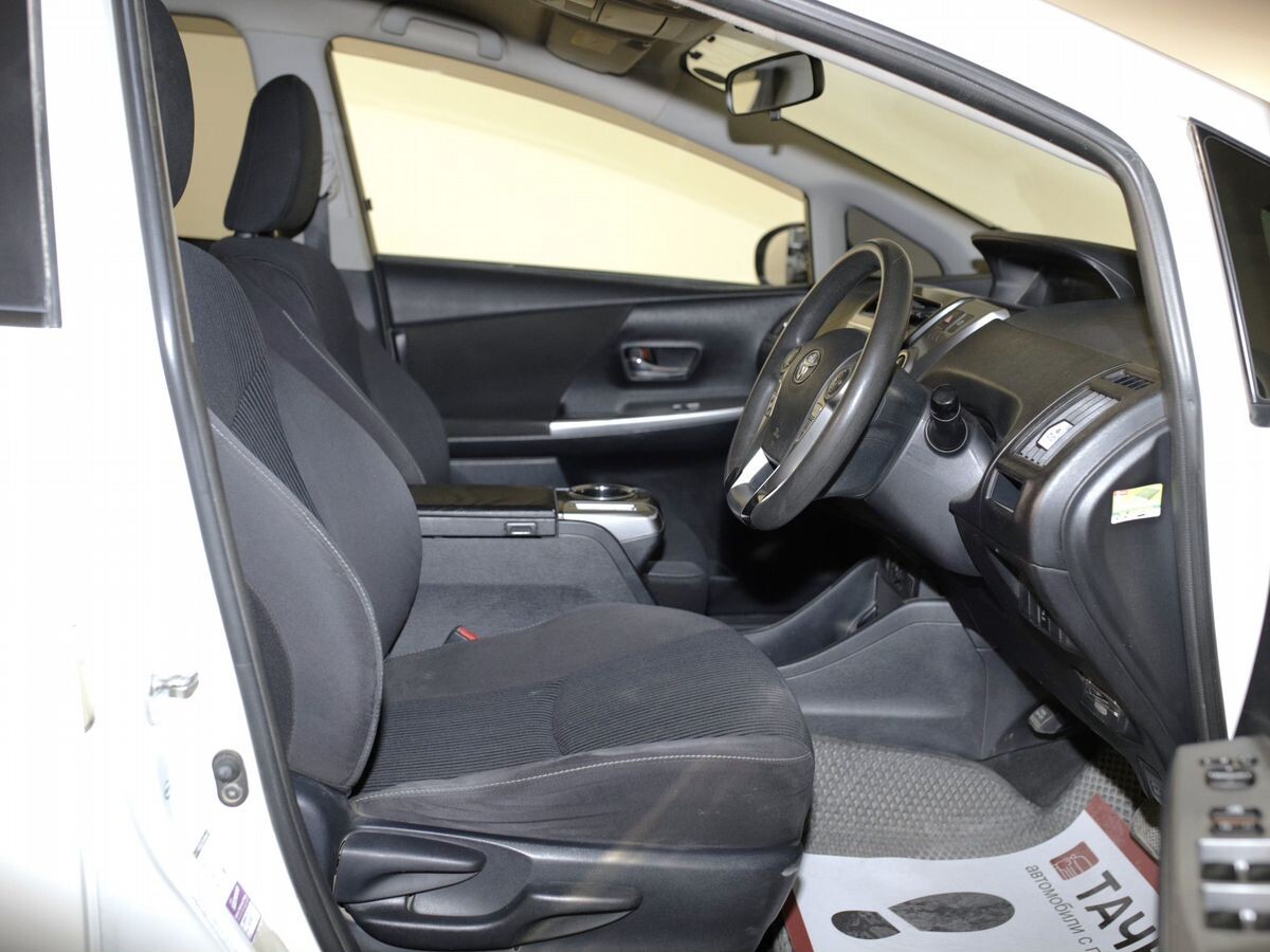 Toyota Prius Alpha 2015 - фото автомобиля