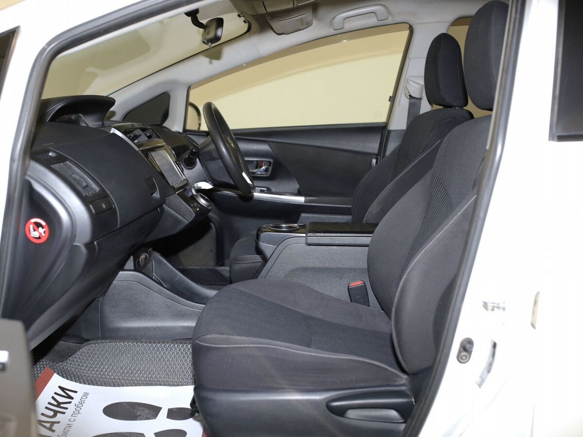 Toyota Prius Alpha 2015 - фото автомобиля