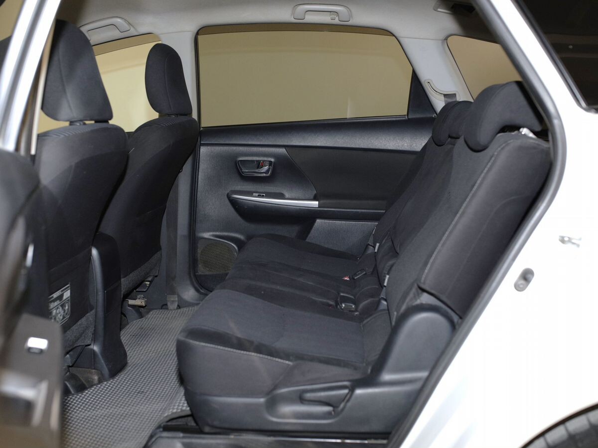 Toyota Prius Alpha 2015 - фото автомобиля