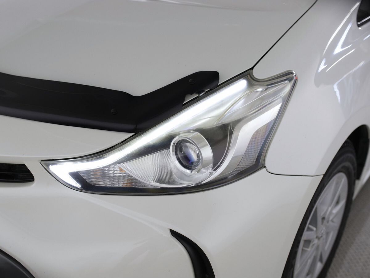 Toyota Prius Alpha 2015 - фото автомобиля