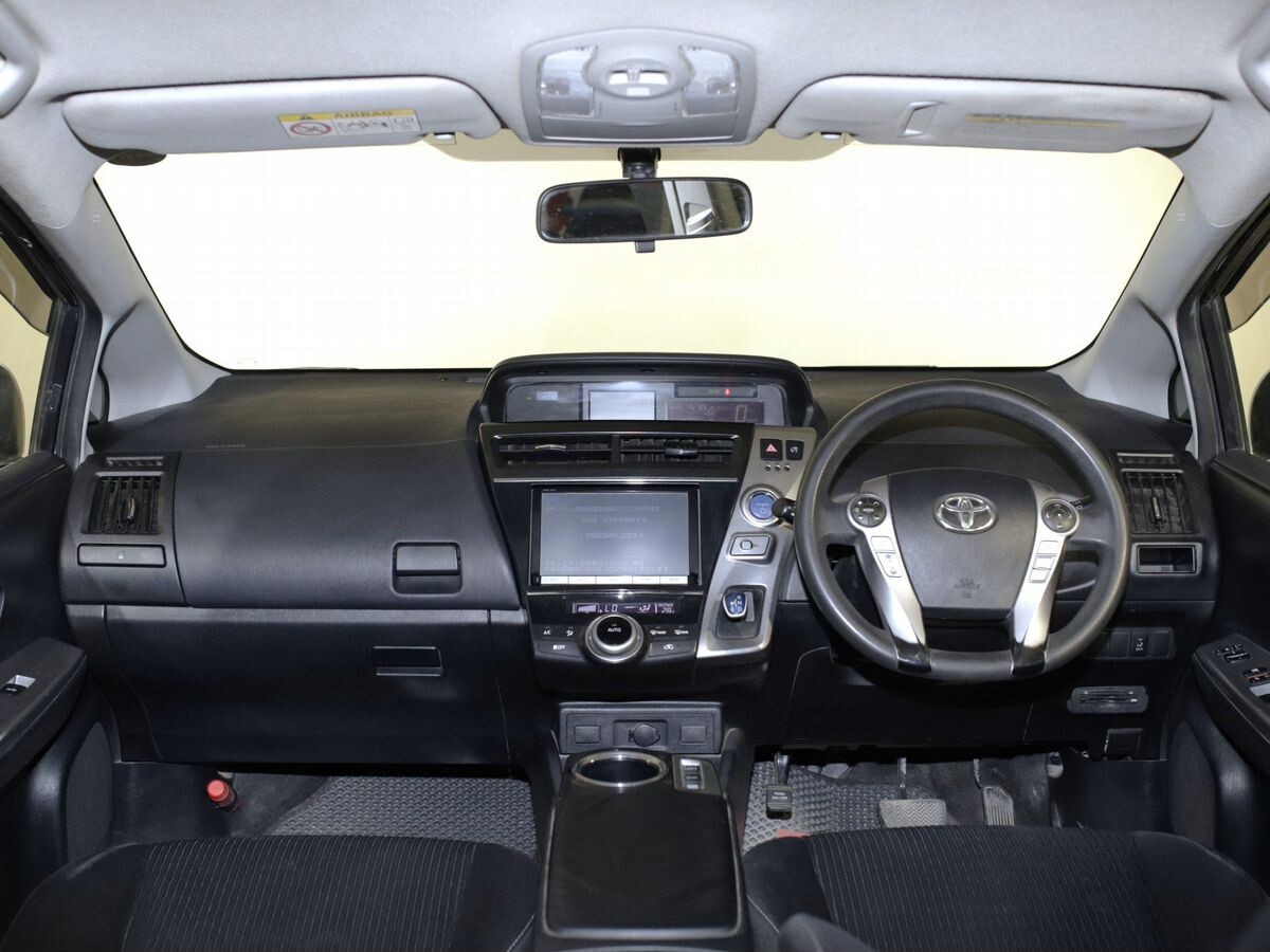 Toyota Prius Alpha 2015 - фото автомобиля