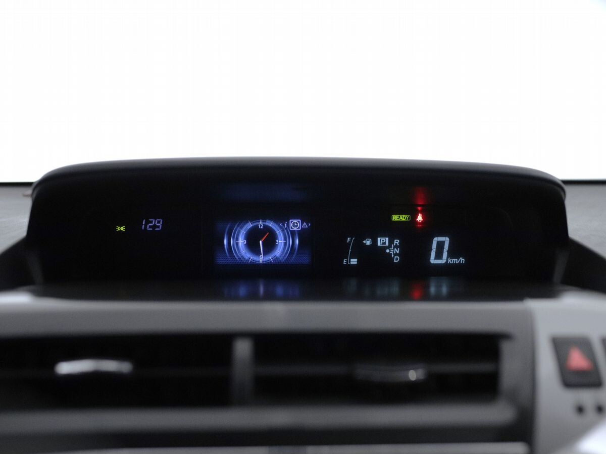 Toyota Prius Alpha 2015 - фото автомобиля