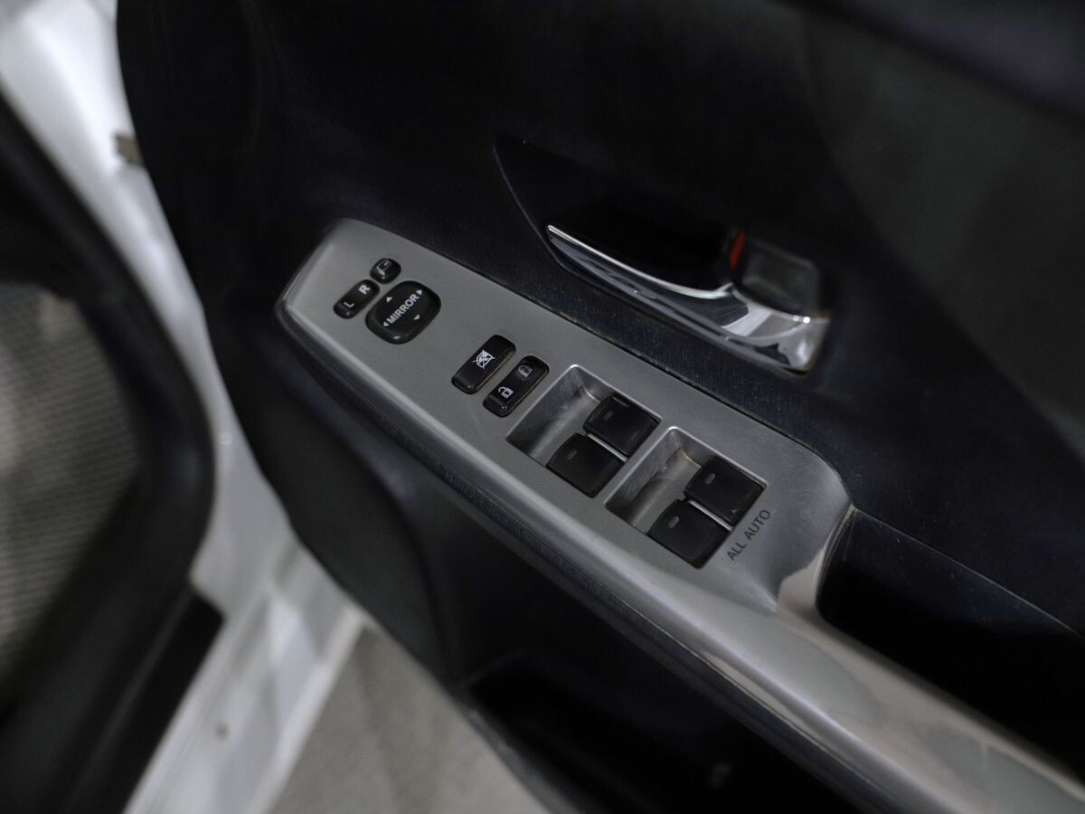 Toyota Prius Alpha 2015 - фото автомобиля
