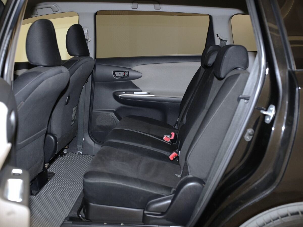 Toyota Wish 2010 - фото автомобиля