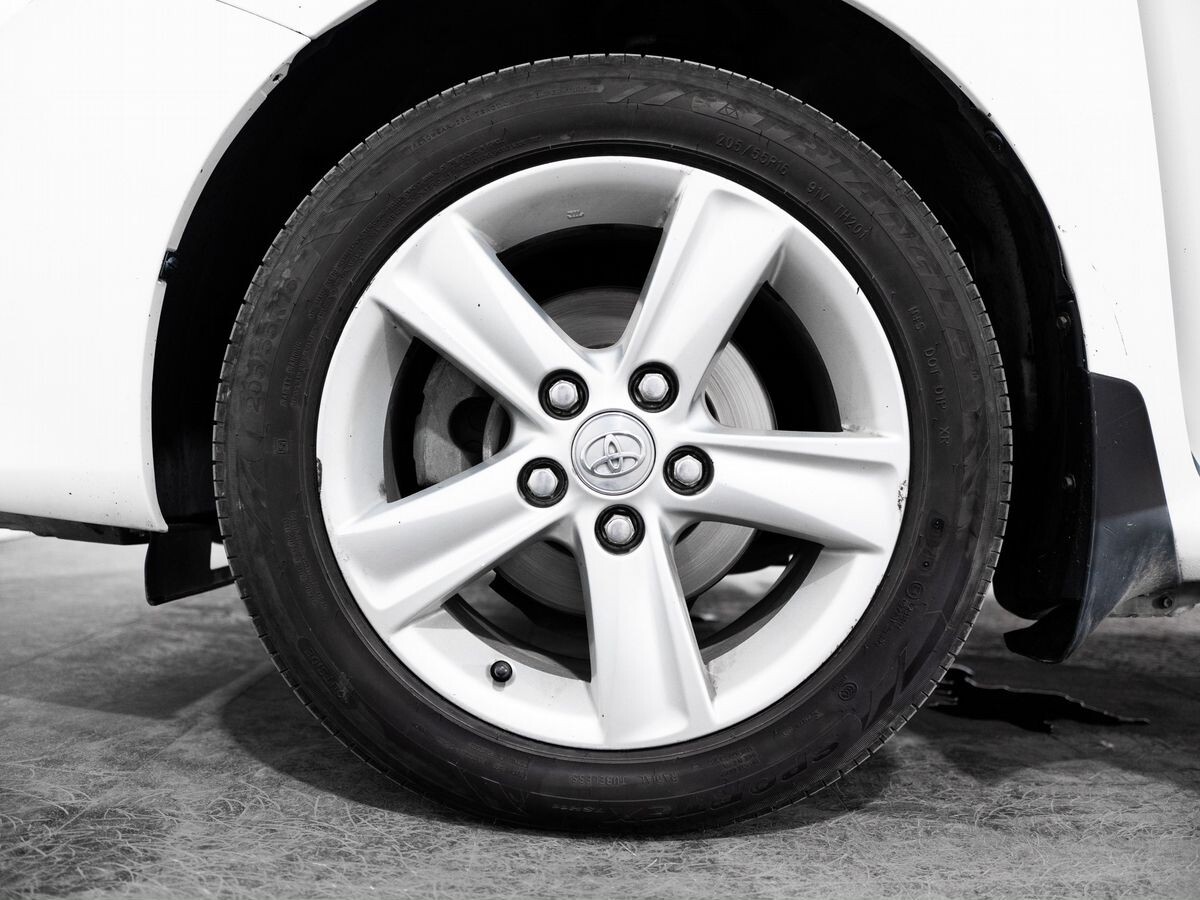 Toyota Corolla 2012 - фото автомобиля