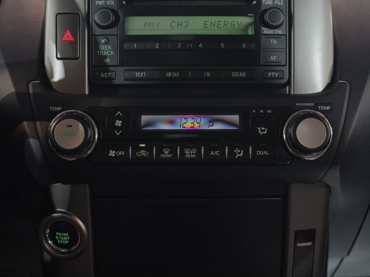 Toyota Land Cruiser Prado 2011 - фото автомобиля