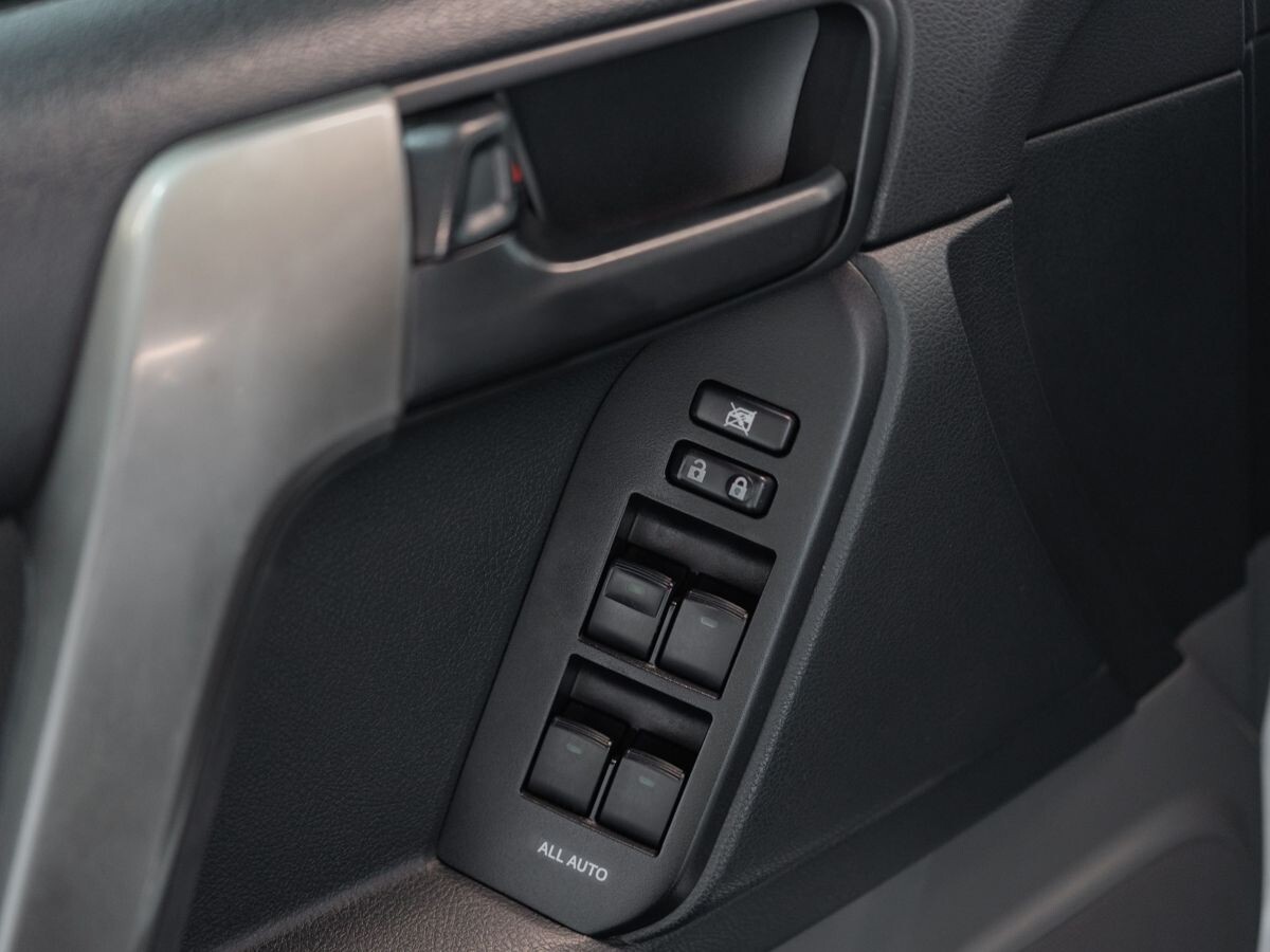 Toyota Land Cruiser Prado 2011 - фото автомобиля