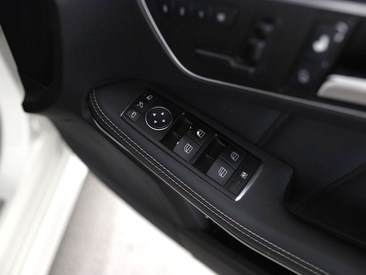 Mercedes-Benz E-Class 2011 - фото автомобиля
