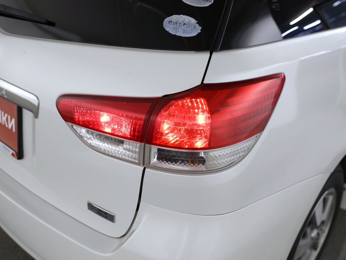 Toyota Wish 2011 - фото автомобиля