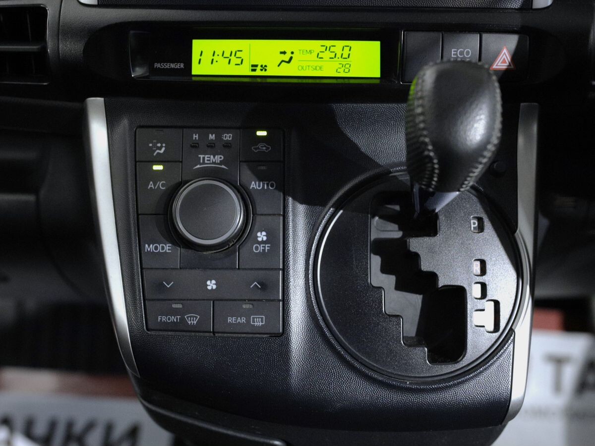 Toyota Wish 2011 - фото автомобиля