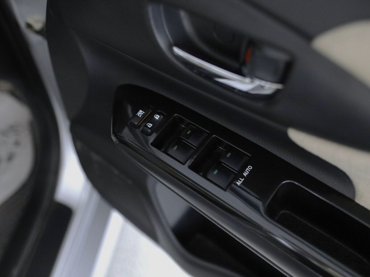 Toyota Wish 2017 - фото автомобиля