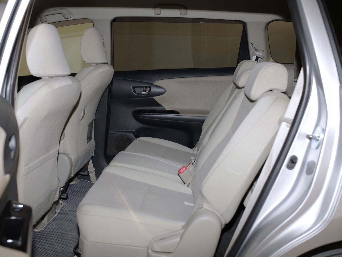 Toyota Wish 2017 - фото автомобиля
