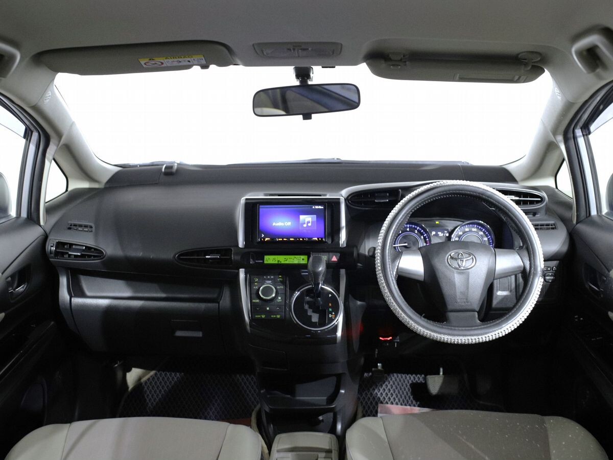 Toyota Wish 2017 - фото автомобиля