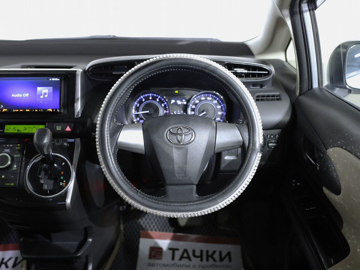 Toyota Wish 2017 - фото автомобиля