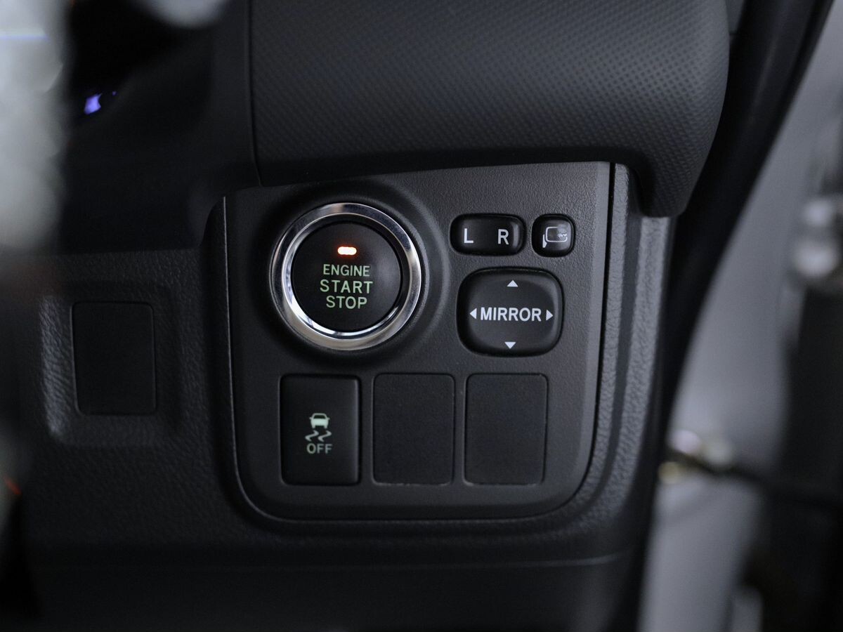 Toyota Wish 2017 - фото автомобиля