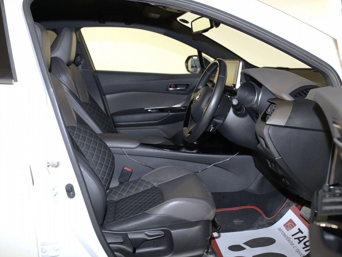 Toyota C-HR 2019 - фото автомобиля