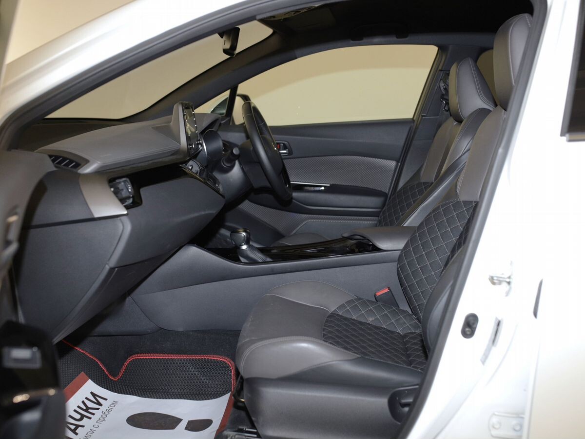 Toyota C-HR 2019 - фото автомобиля