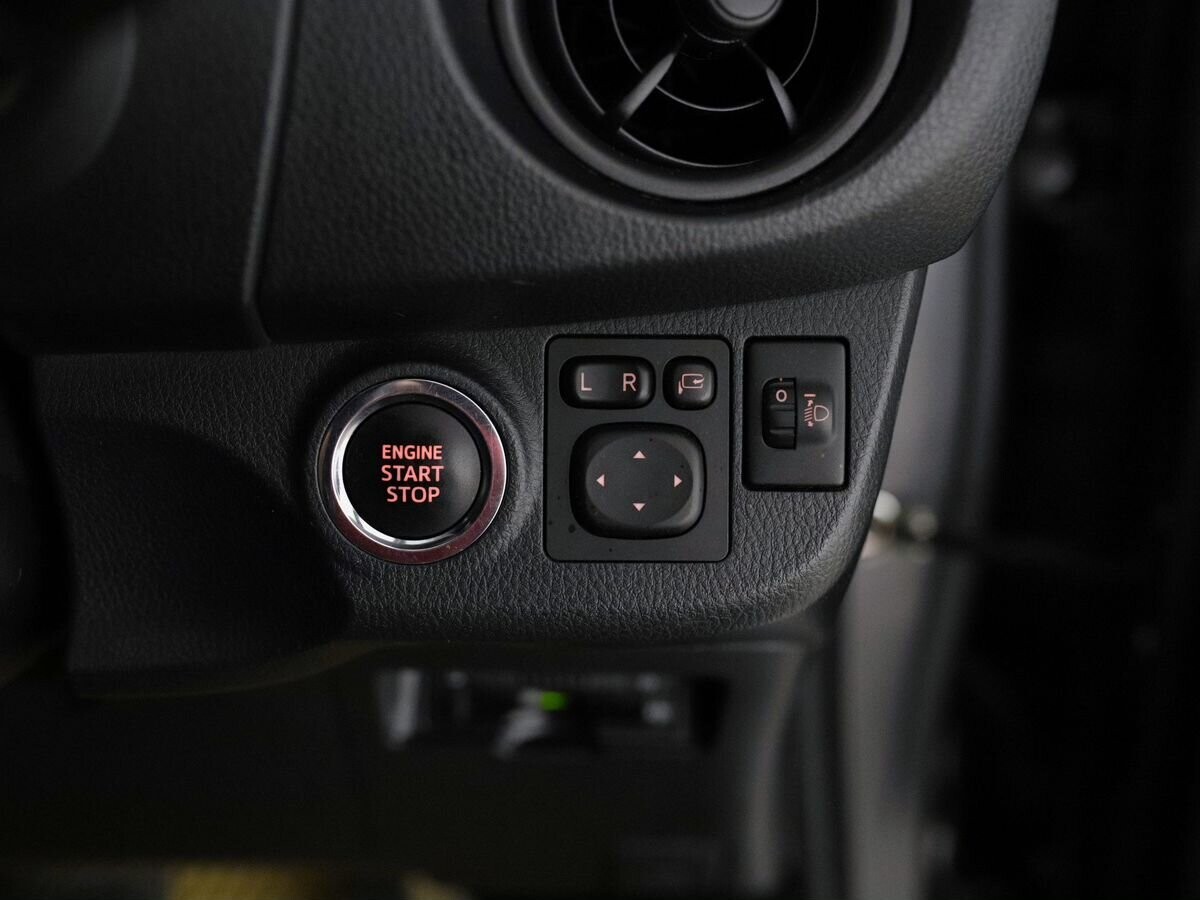 Toyota Vitz 2019 - фото автомобиля