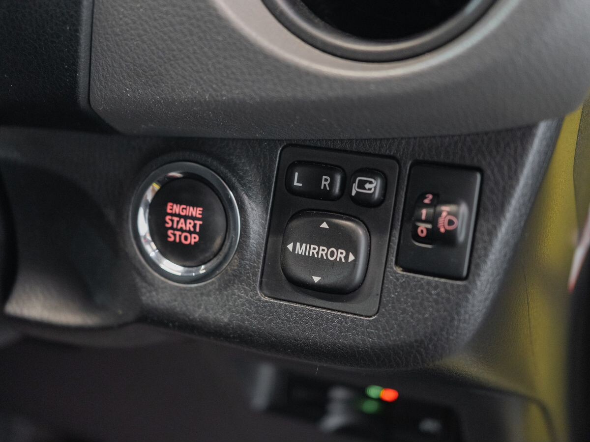 Toyota Vitz 2014 - фото автомобиля