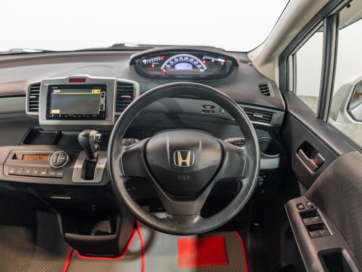 Honda Freed 2012 - фото автомобиля