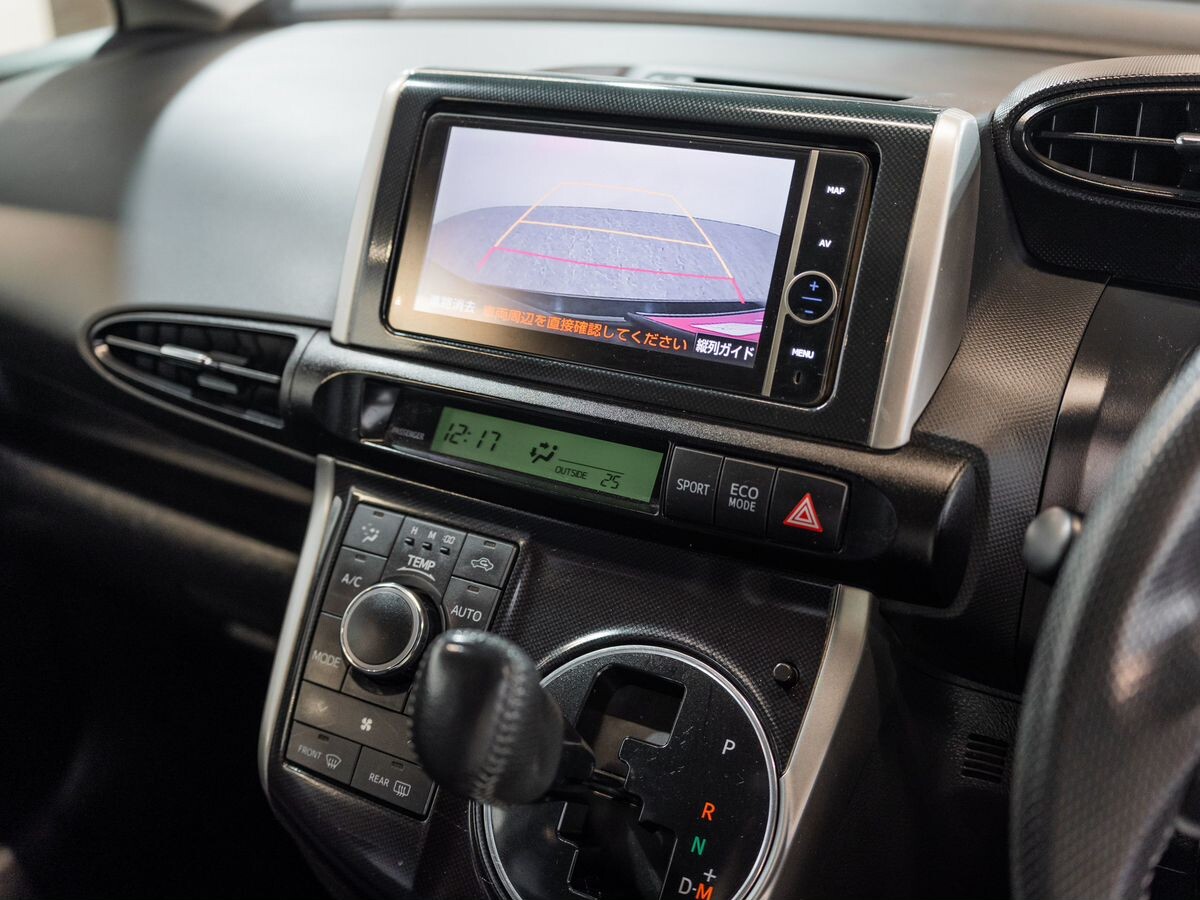 Toyota Wish 2012 - фото автомобиля