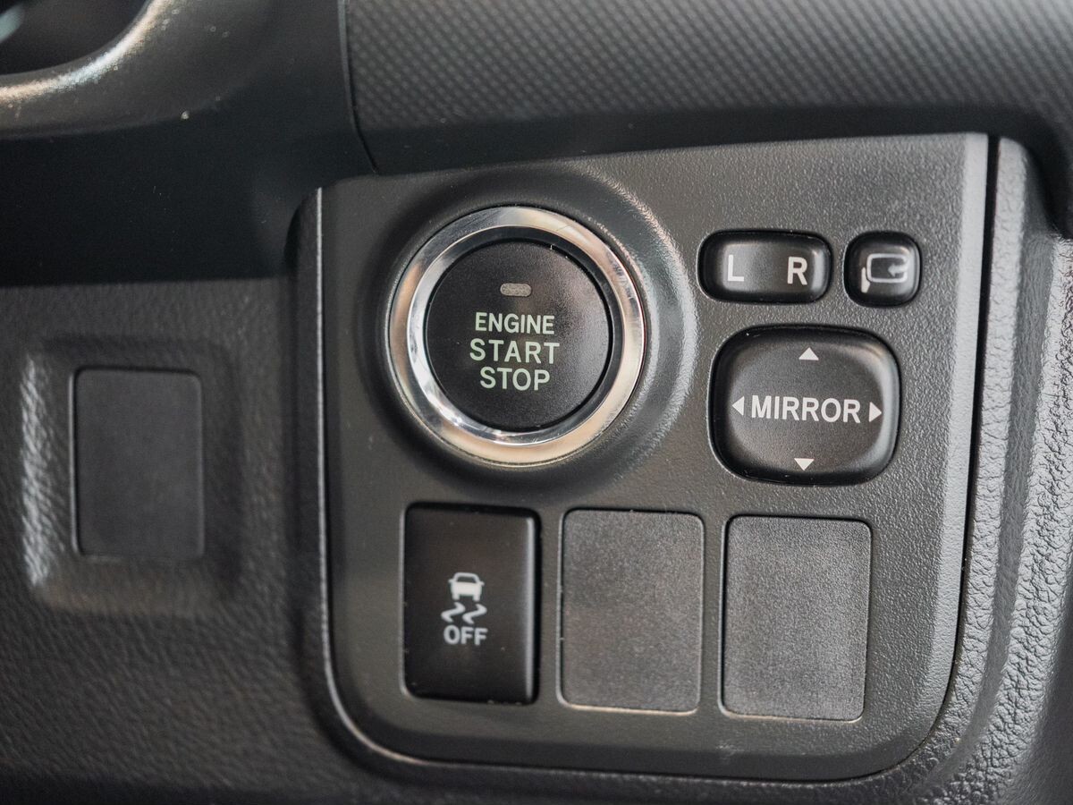 Toyota Wish 2012 - фото автомобиля