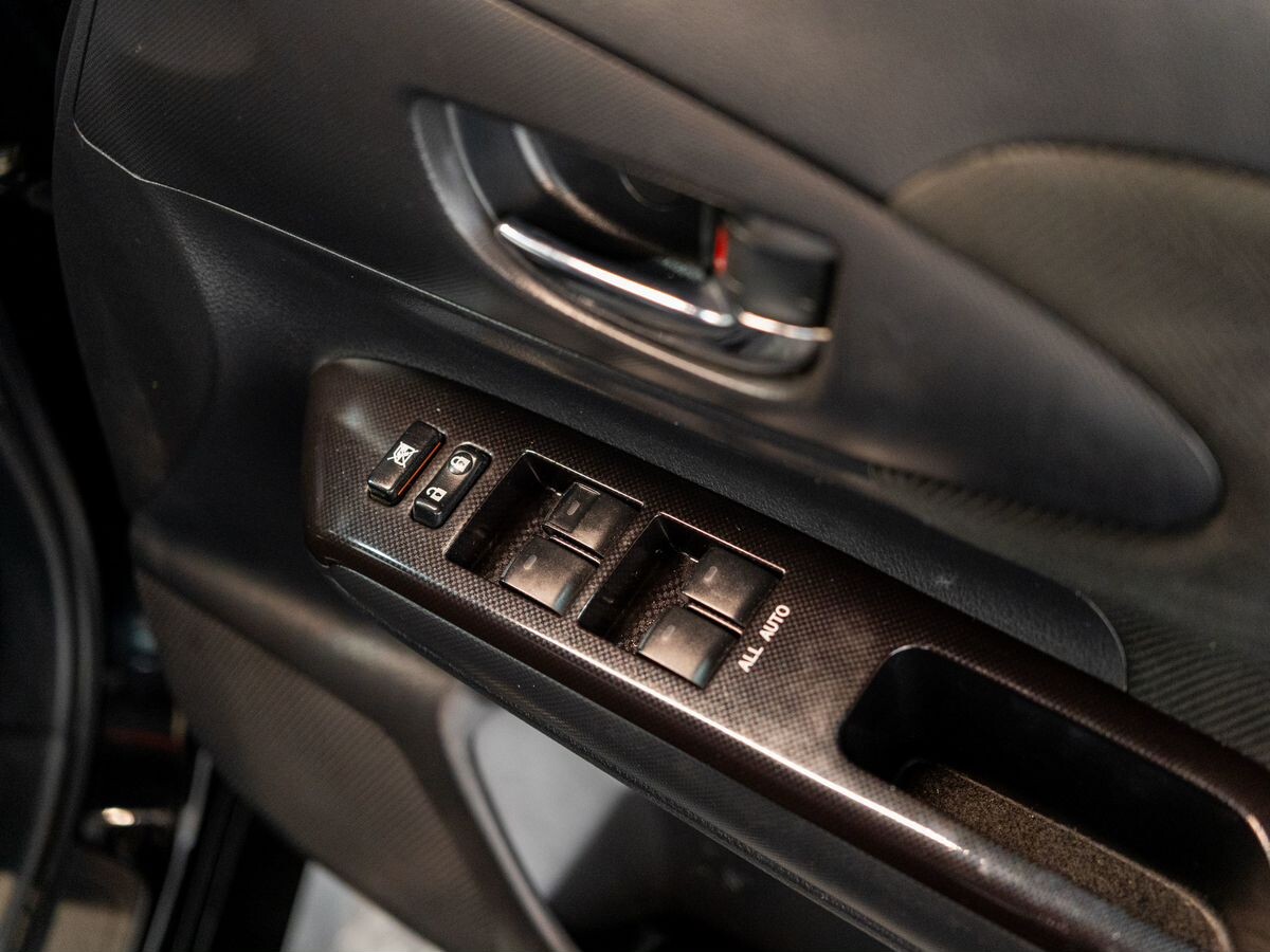 Toyota Wish 2012 - фото автомобиля