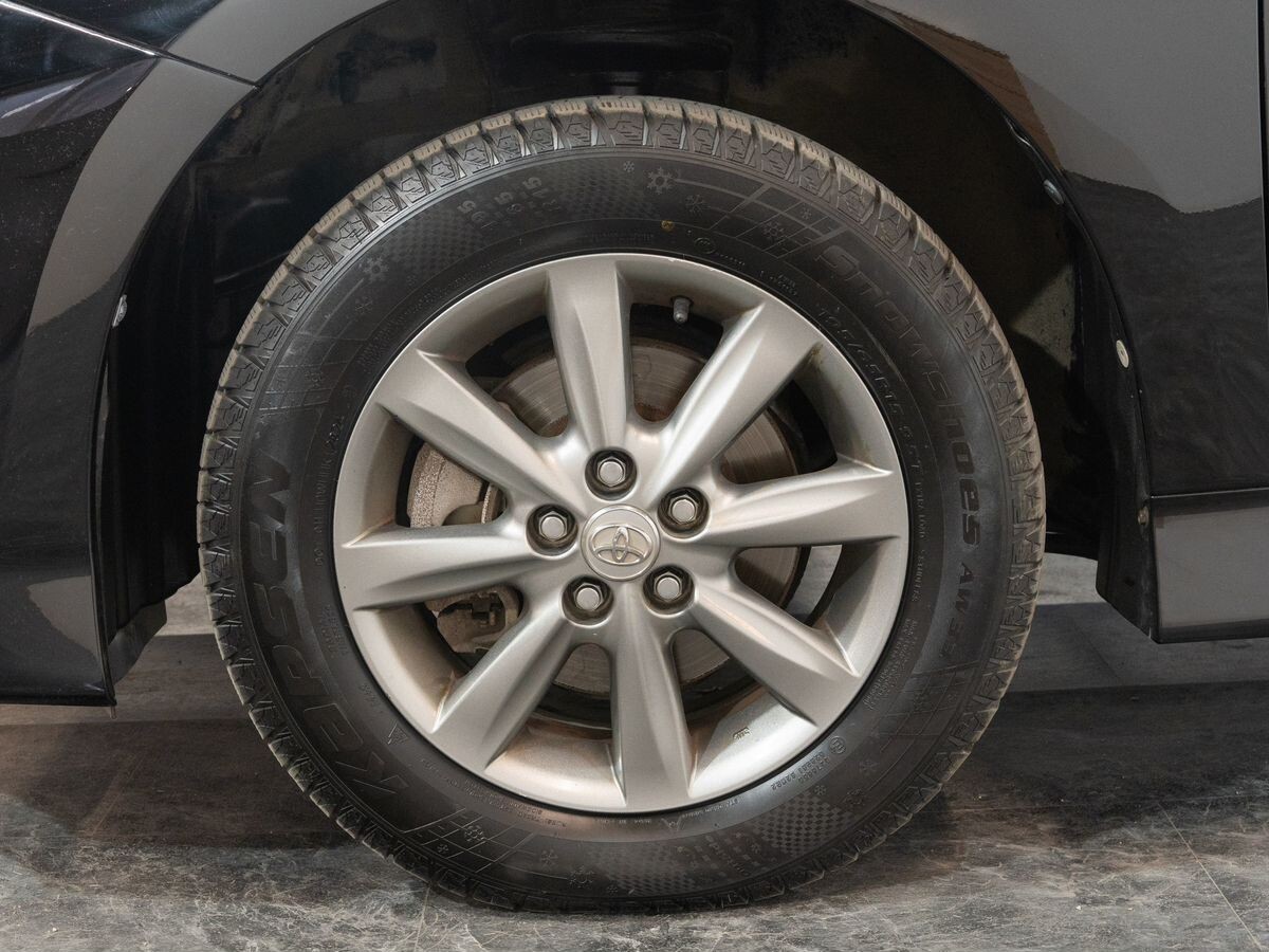 Toyota Wish 2012 - фото автомобиля