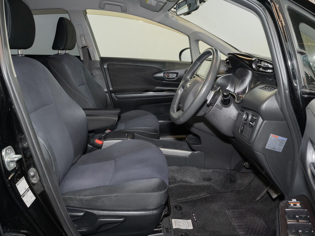 Toyota Wish 2012 - фото автомобиля