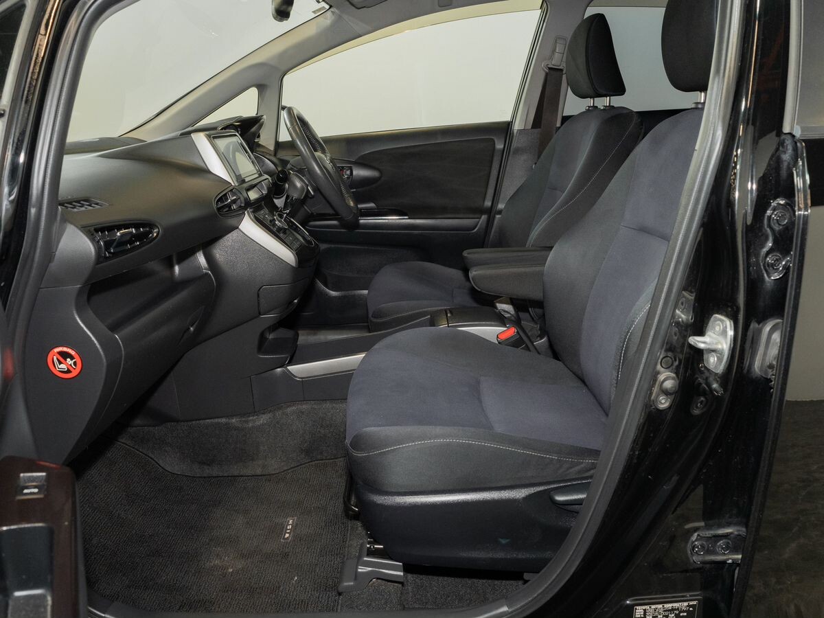 Toyota Wish 2012 - фото автомобиля