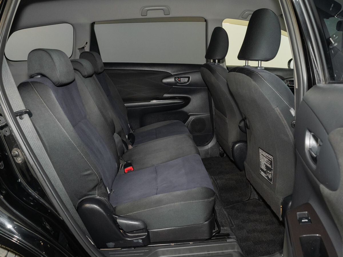 Toyota Wish 2012 - фото автомобиля