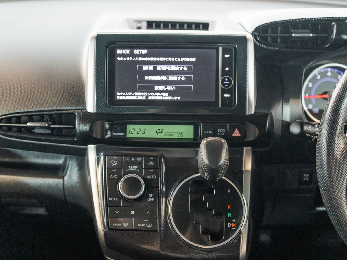 Toyota Wish 2012 - фото автомобиля