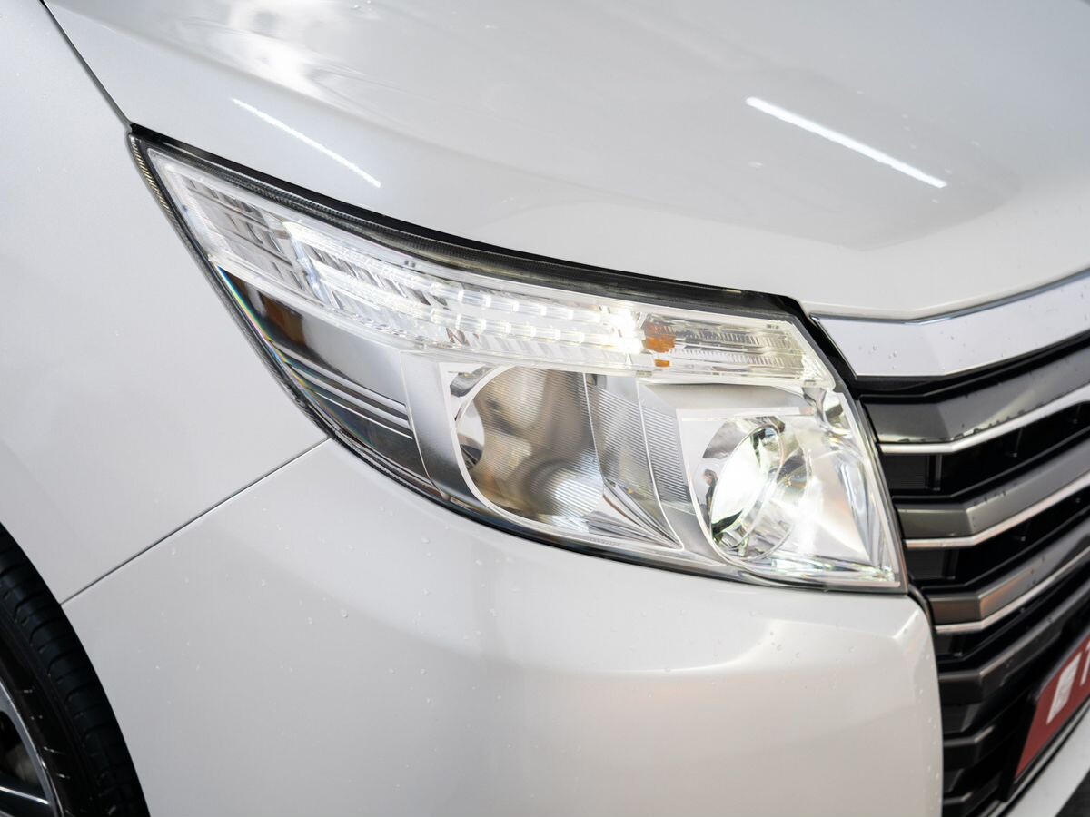 Toyota Noah 2014 - фото автомобиля