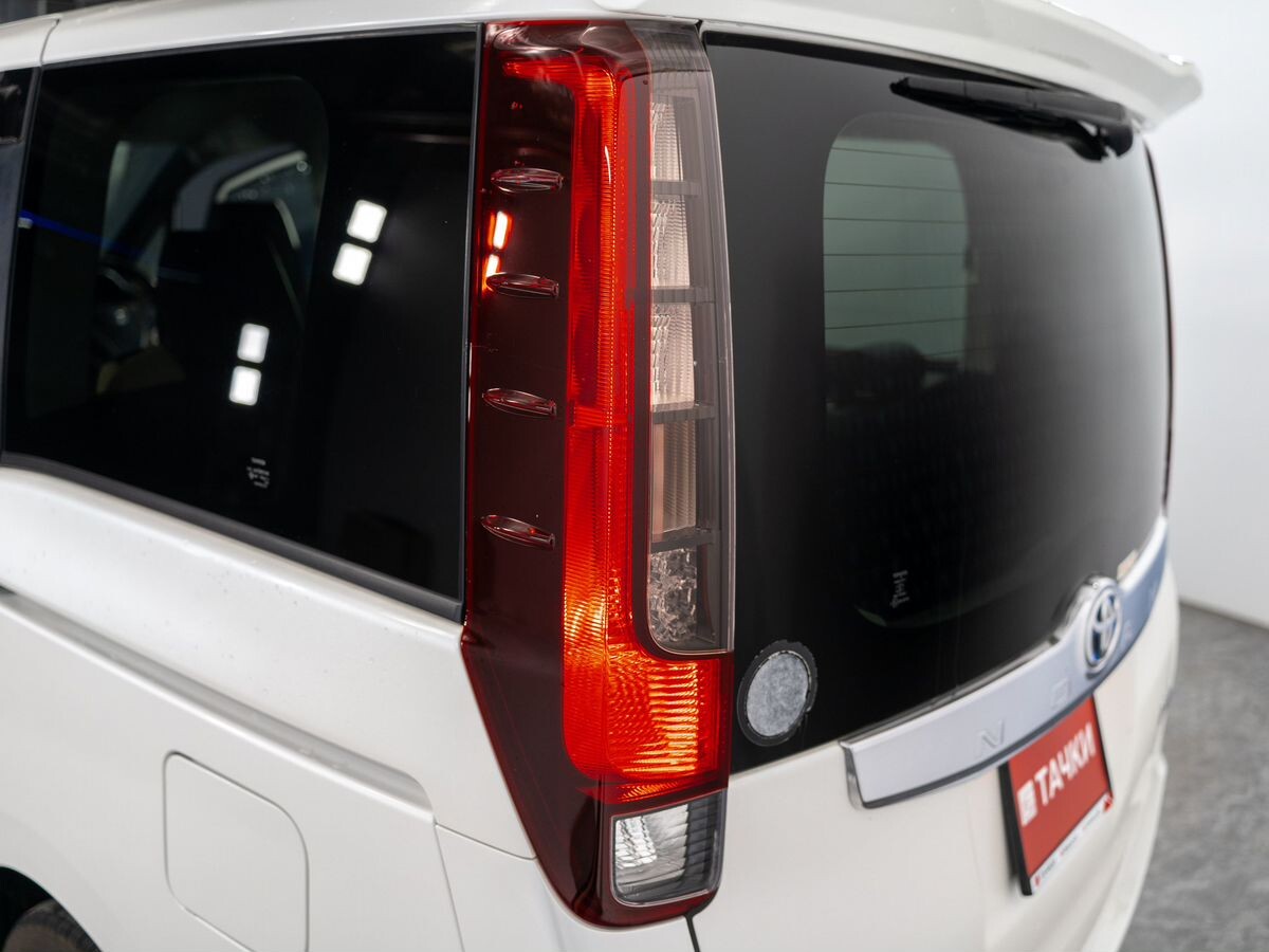 Toyota Noah 2014 - фото автомобиля