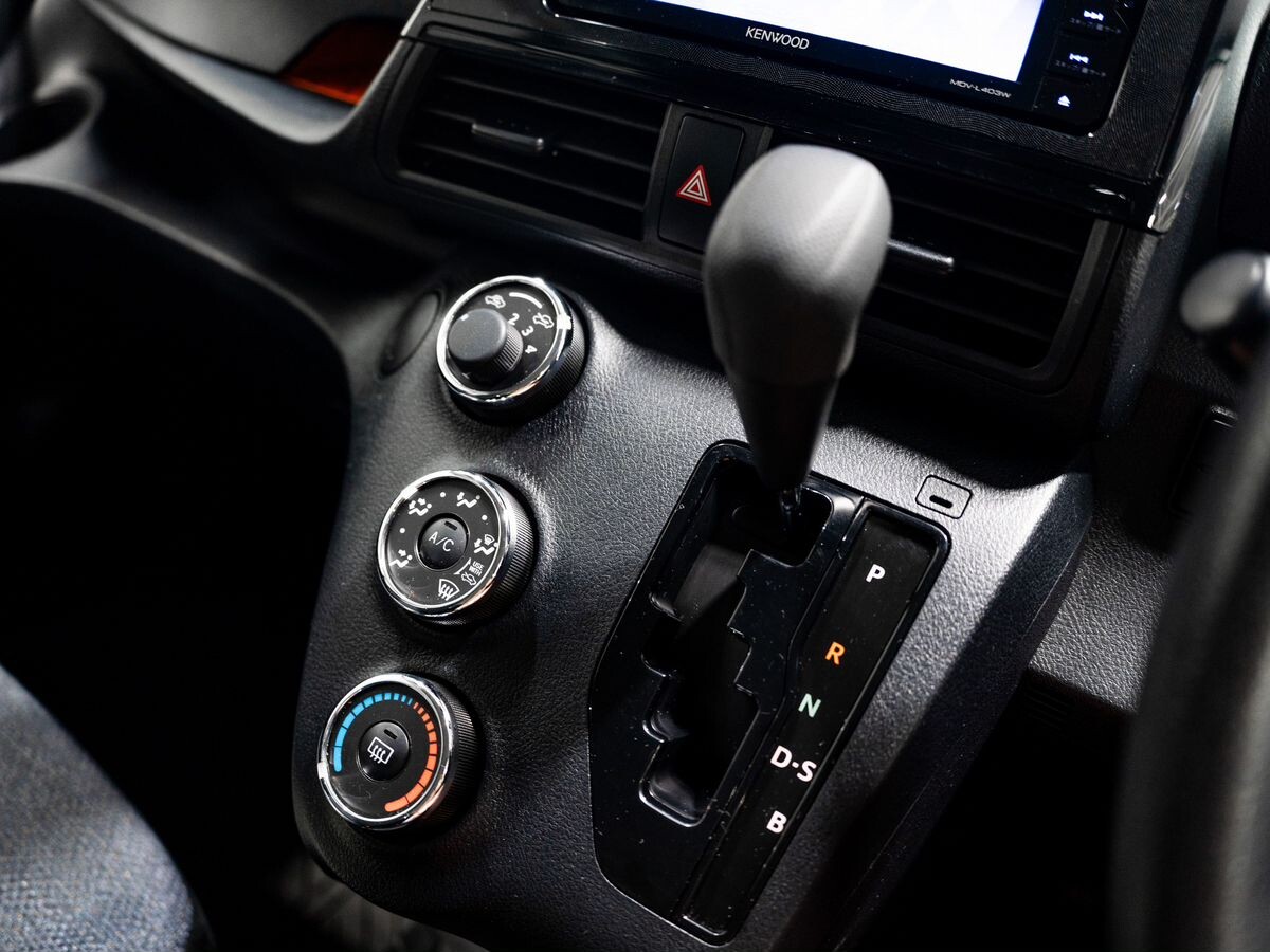 Toyota Sienta 2016 - фото автомобиля