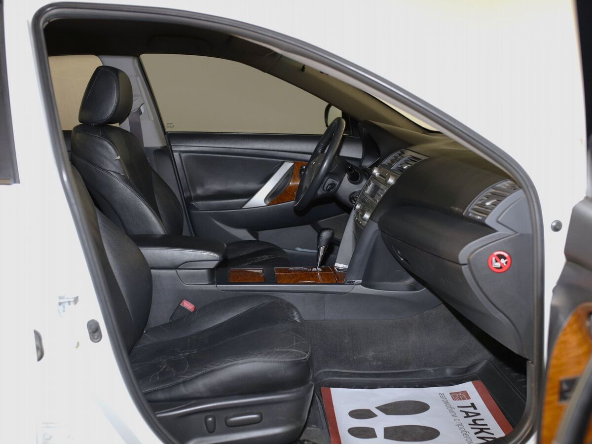 Toyota Camry 2010 - фото автомобиля