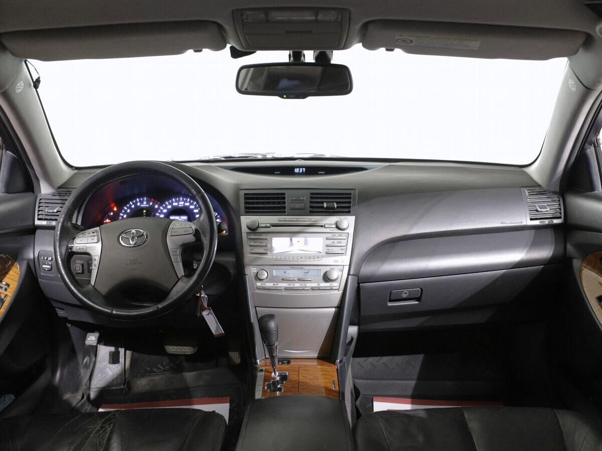 Toyota Camry 2010 - фото автомобиля