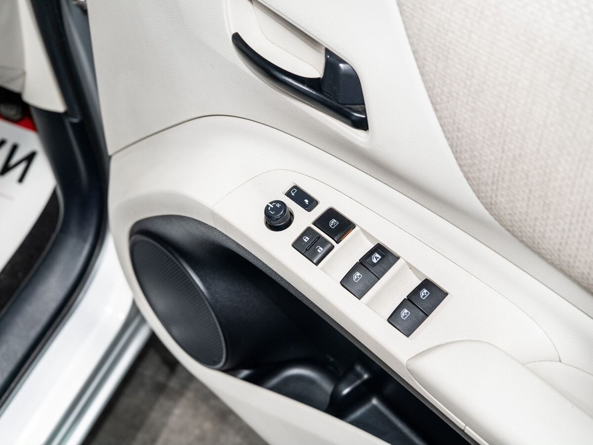 Toyota Sienta 2017 - фото автомобиля
