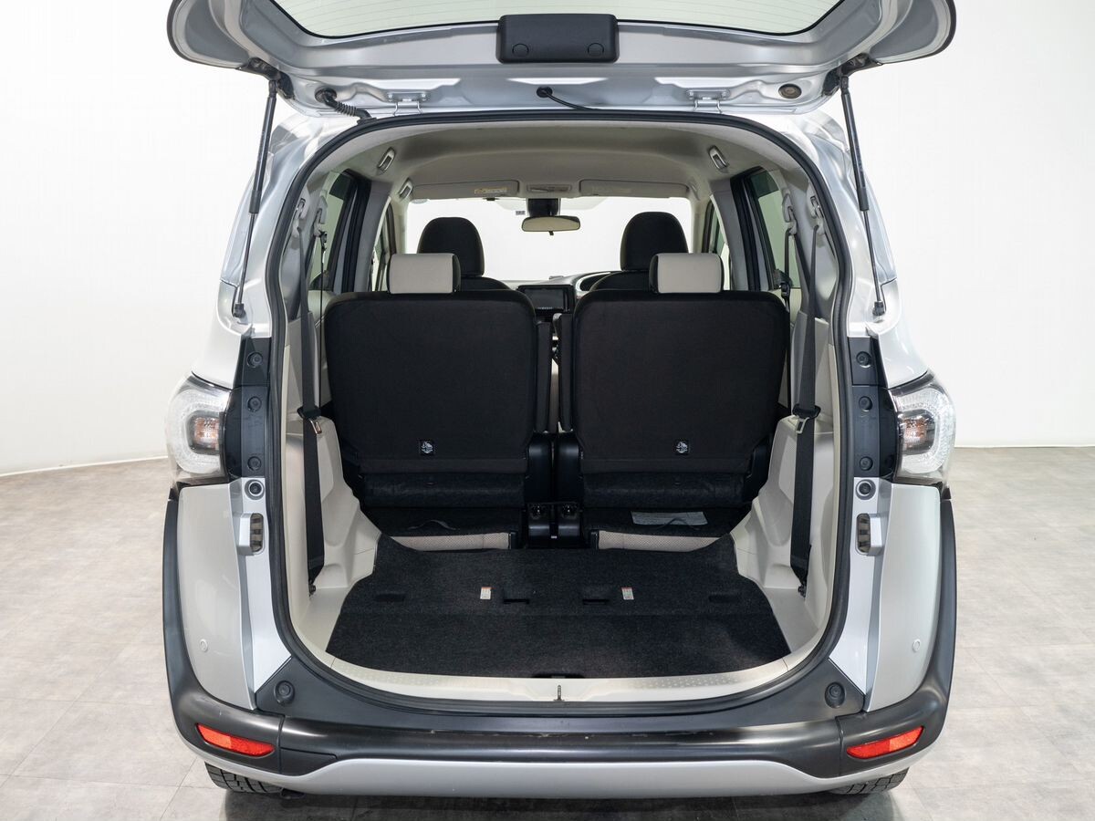 Toyota Sienta 2017 - фото автомобиля