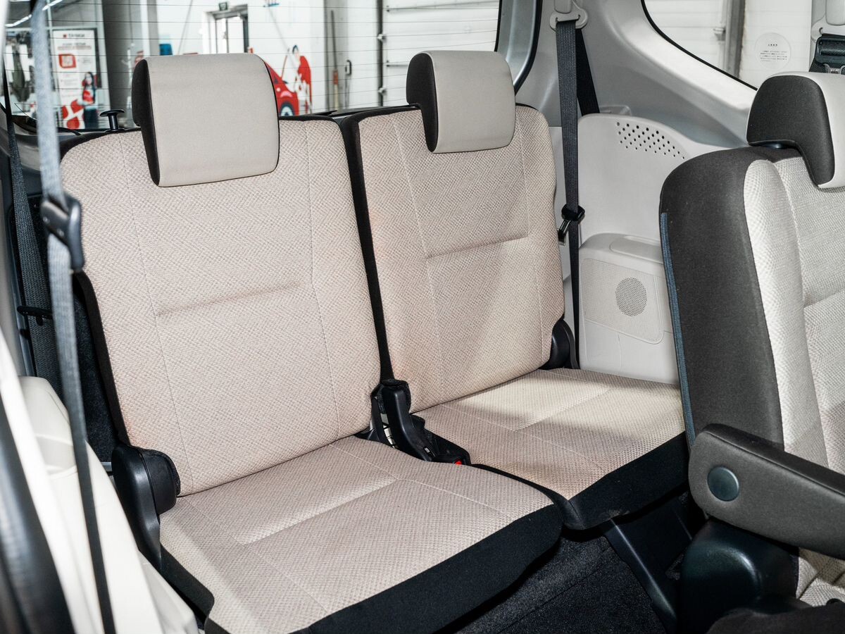 Toyota Sienta 2017 - фото автомобиля