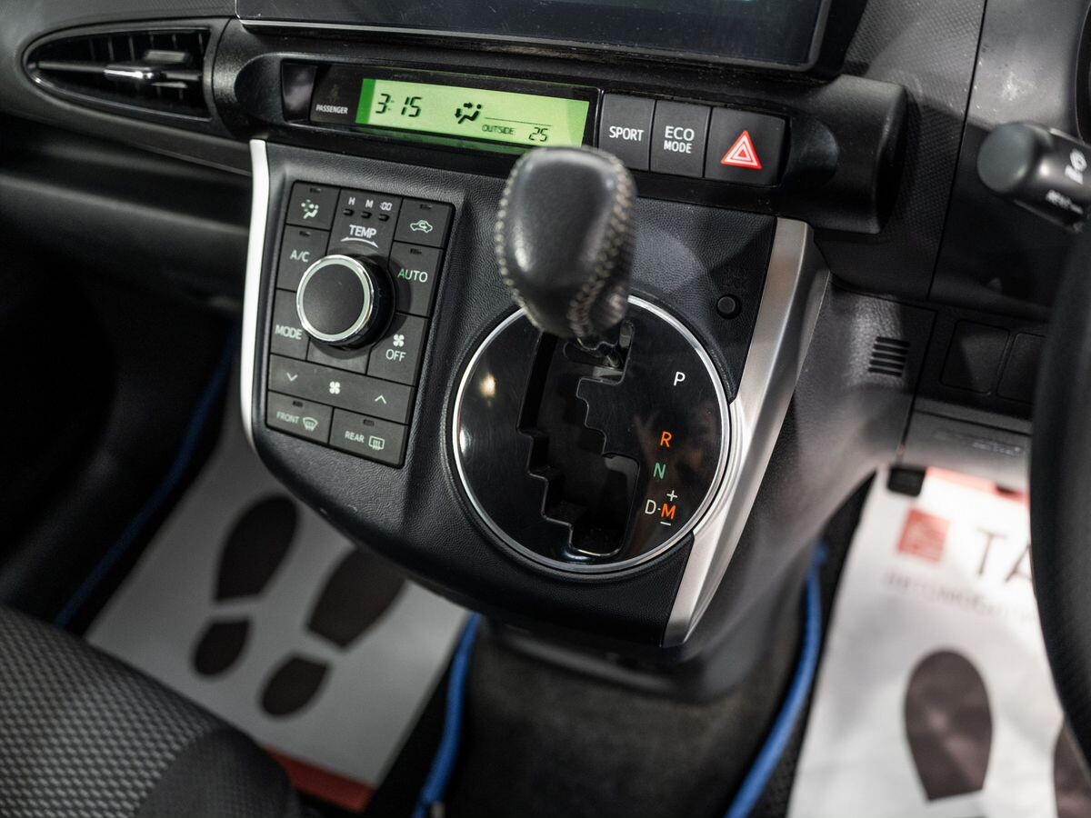 Toyota Wish 2010 - фото автомобиля
