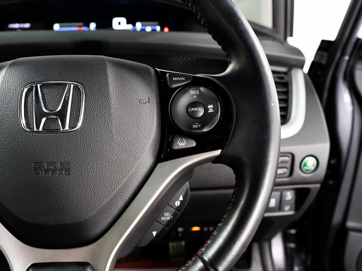 Honda Jade 2018 - фото автомобиля