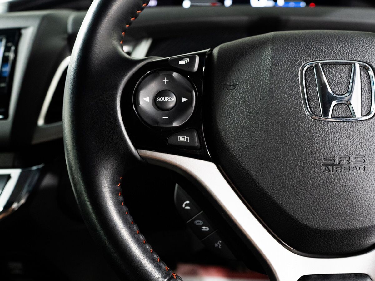 Honda Jade 2018 - фото автомобиля