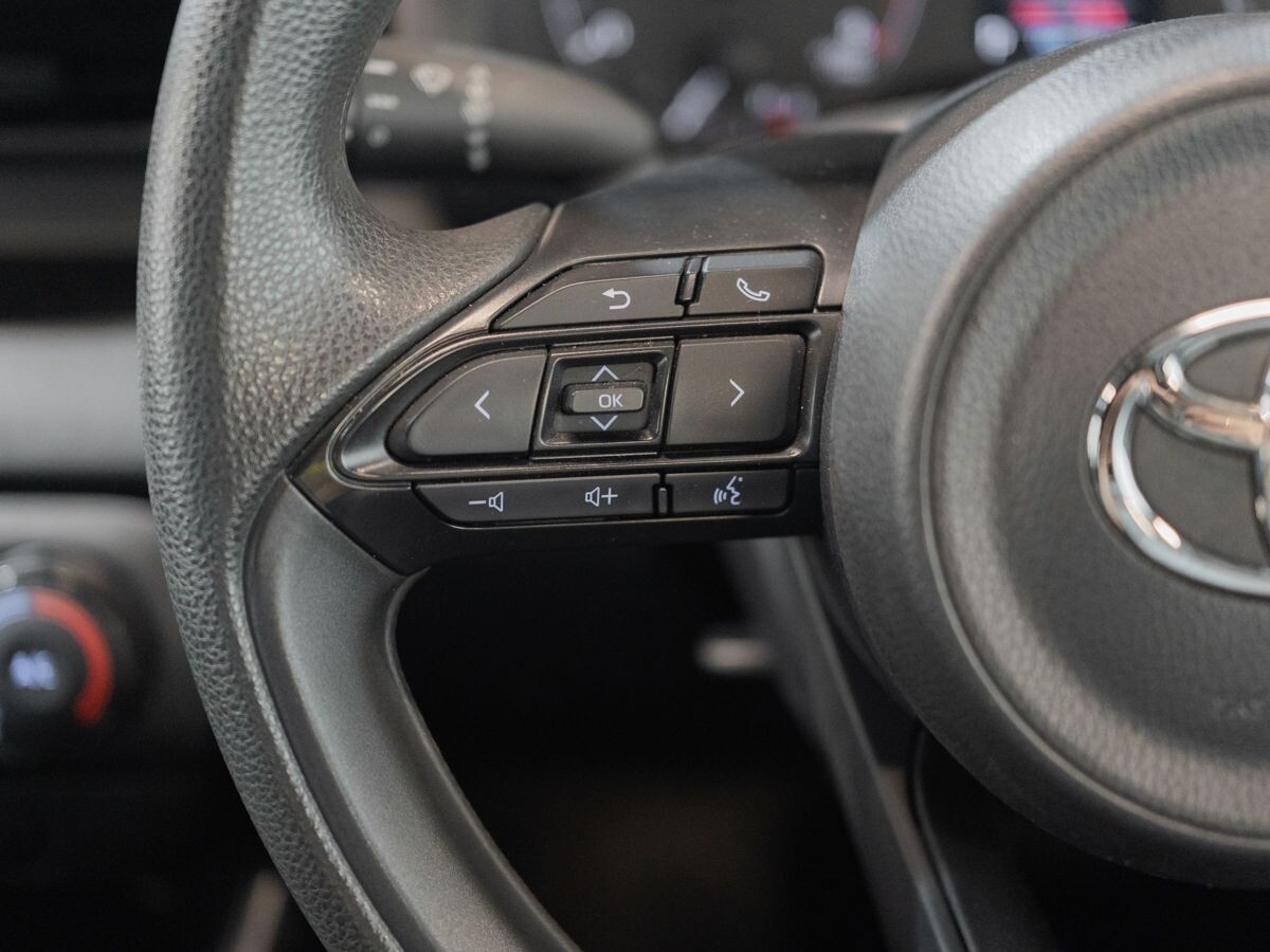 Toyota Yaris 2021 - фото автомобиля