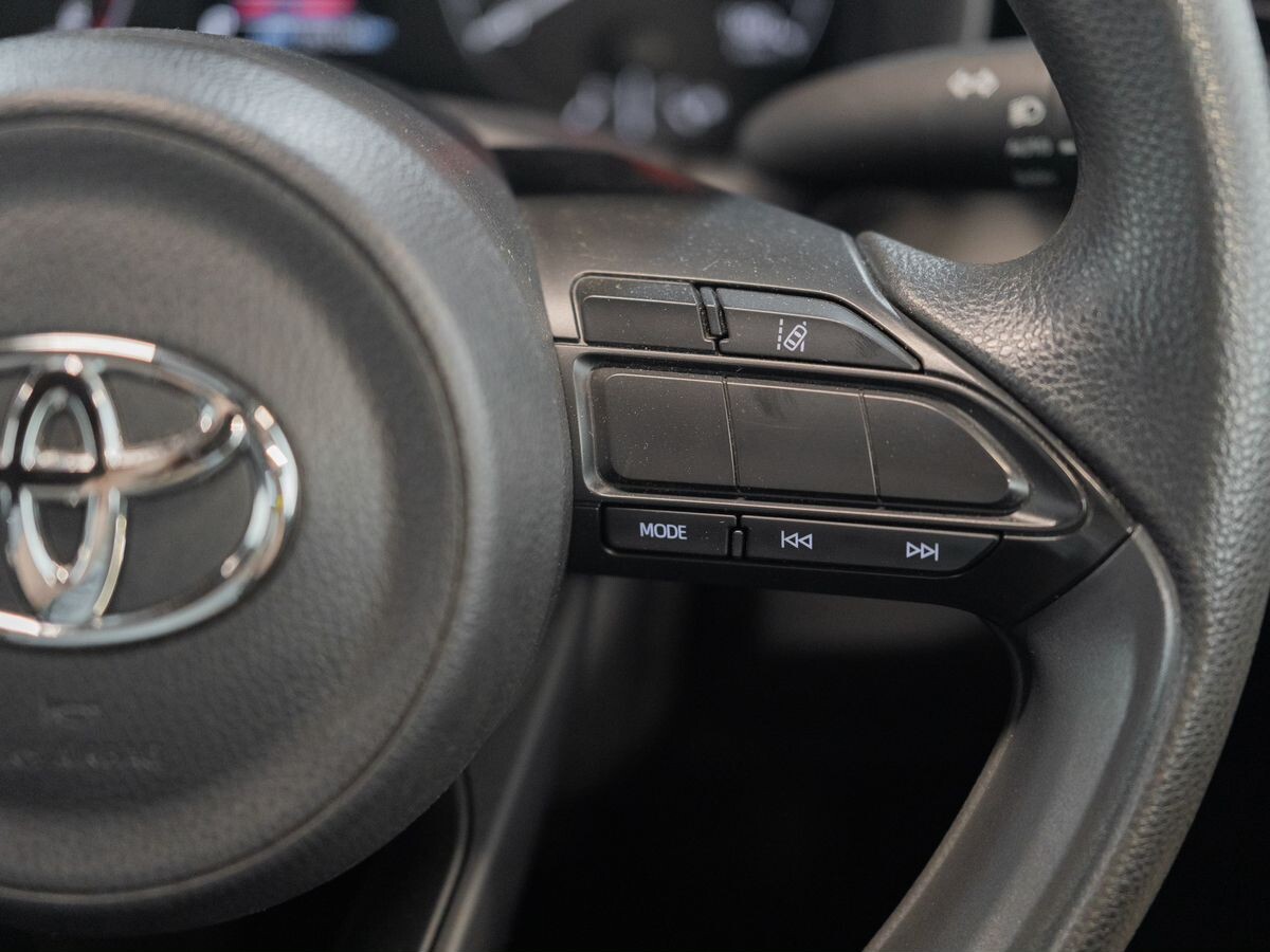 Toyota Yaris 2021 - фото автомобиля