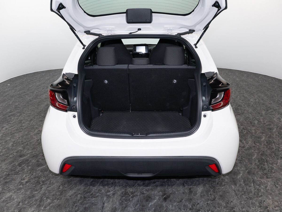 Toyota Yaris 2021 - фото автомобиля