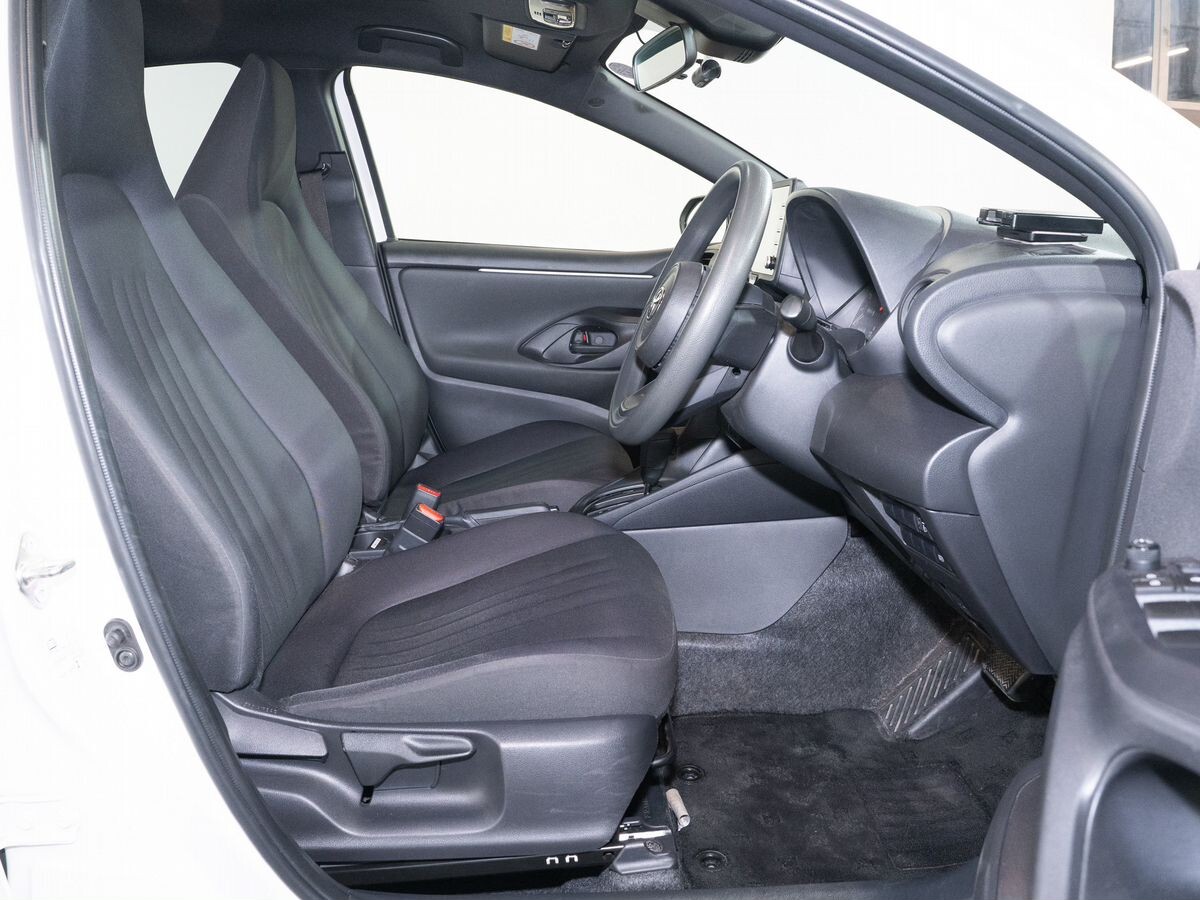 Toyota Yaris 2021 - фото автомобиля