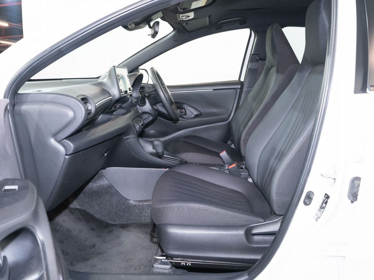 Toyota Yaris 2021 - фото автомобиля