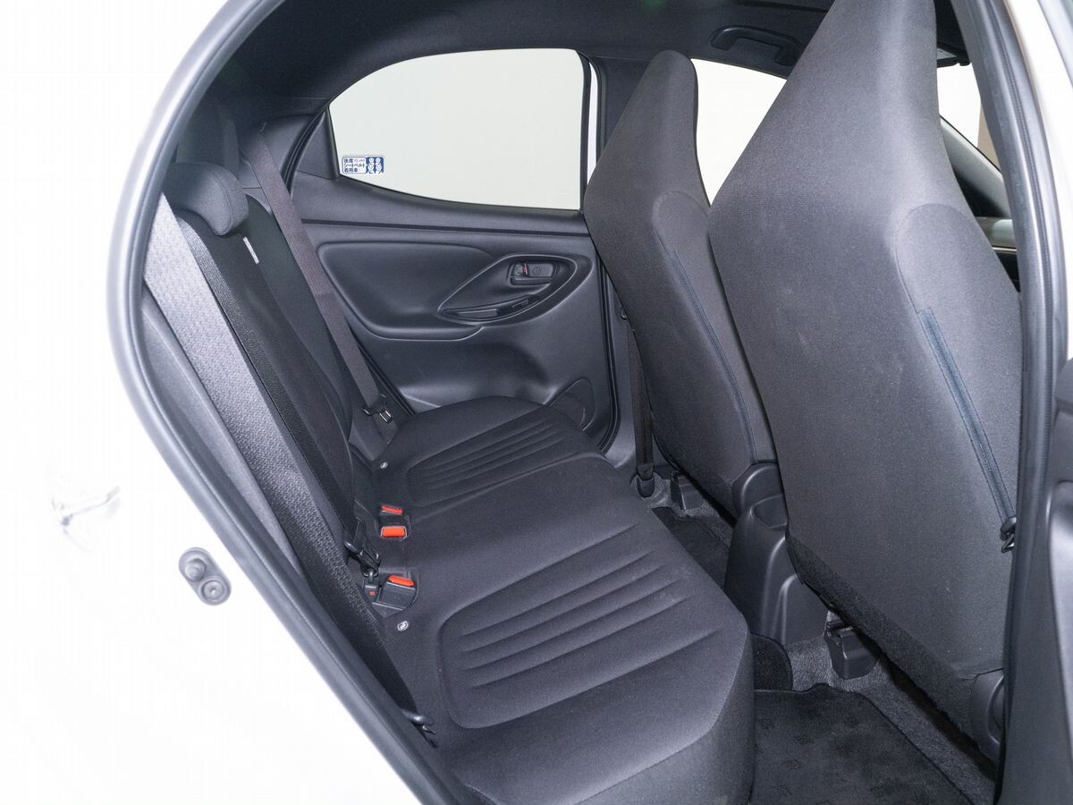 Toyota Yaris 2021 - фото автомобиля